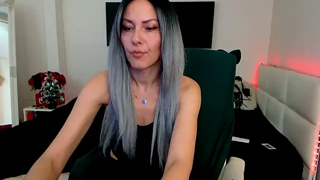 EvelynQueenn online show from 12.22.24