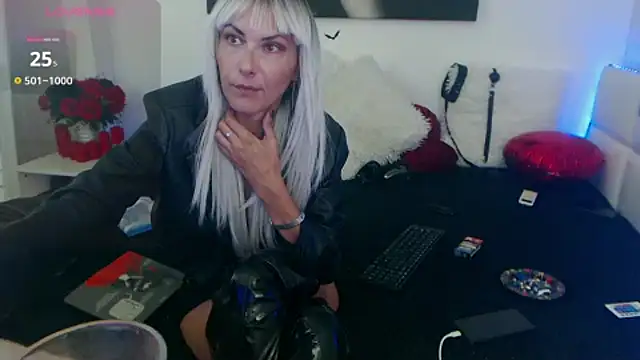 EvelynQueenn online show from 09.10.25