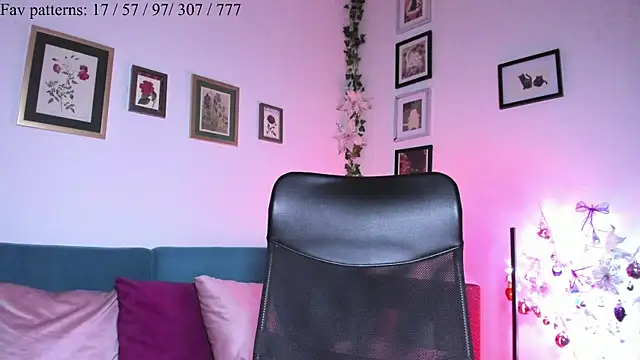 Snapshot of Conlosmichis chatting on 12.12.24 Conlosmichis online show from 12.12.24