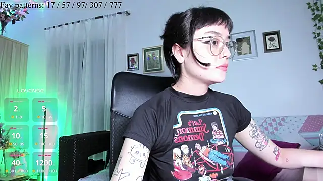 Snapshot of Conlosmichis chatting on 02.05.25 Conlosmichis online show from 02.05.25