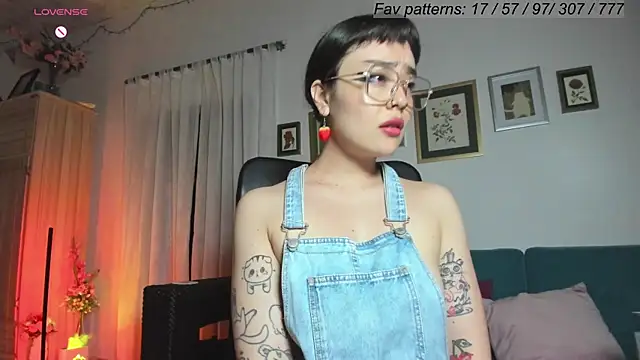 Snapshot of Conlosmichis chatting on 03.22.25 Conlosmichis online show from 03.22.25