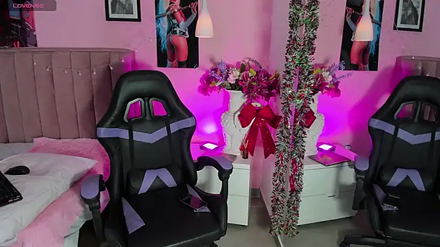 Snapshot of RolyLoren chatting on 12.20.24 RolyLoren online show from 12.20.24