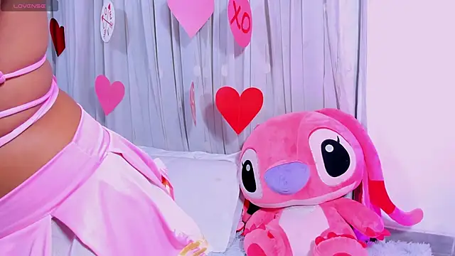 Snapshot of RolyLoren chatting on 03.01.25 RolyLoren online show from 03.01.25