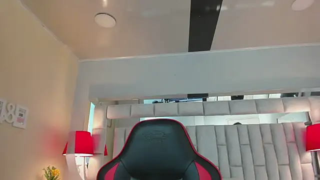 Snapshot of mariiahneedles chatting on 10.30.25 mariiahneedles online show from 10.30.25