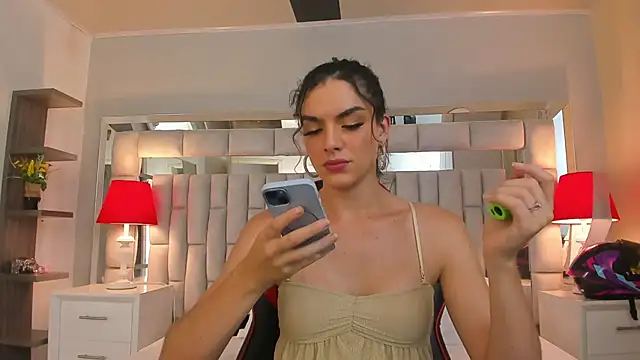 Snapshot of mariiahneedles chatting on 10.31.25 mariiahneedles online show from 10.31.25