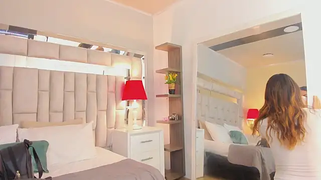 Snapshot of mariiahneedles chatting on 11.18.25 mariiahneedles online show from 11.18.25