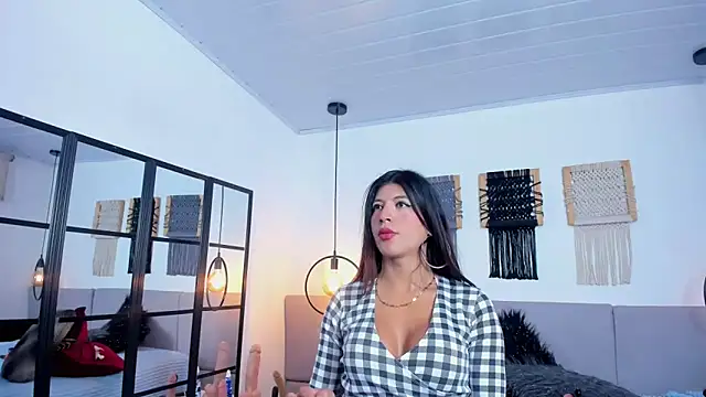 Snapshot of Sweet_camille chatting on 10.21.25 Sweet camille online show from 10.21.25