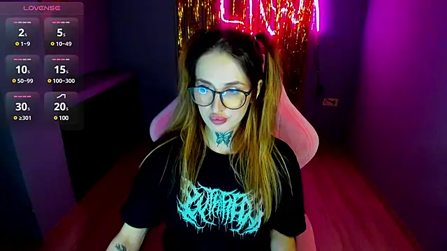 Snapshot of your_tora chatting on 02.13.25 your tora online show from 02.13.25