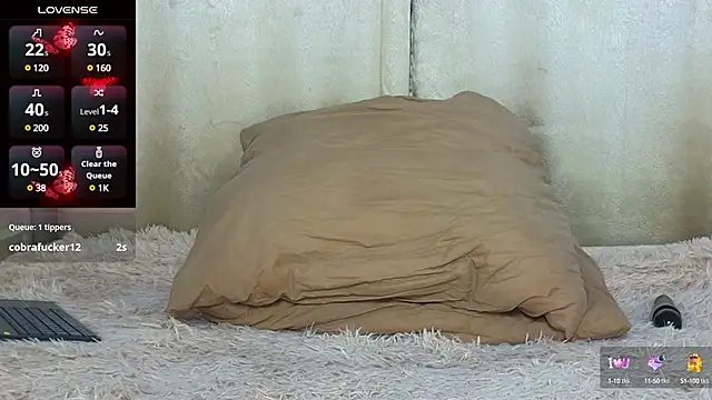 Snapshot of Molliblum chatting on 03.15.25 Molliblum online show from 03.15.25