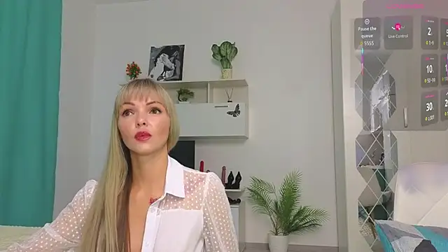 Snapshot of Molliblum chatting on 10.02.25 Molliblum online show from 10.02.25