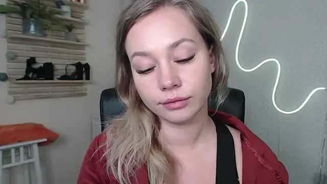 holly xglam online show from 12.04.24