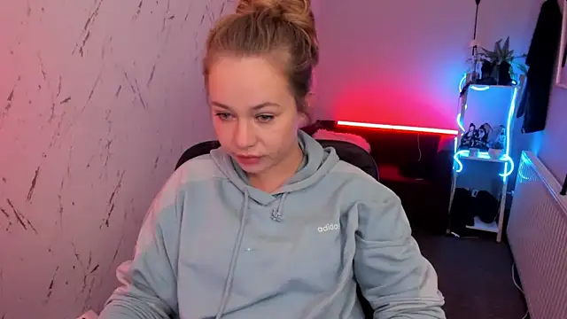 holly xglam online show from 04.10.26