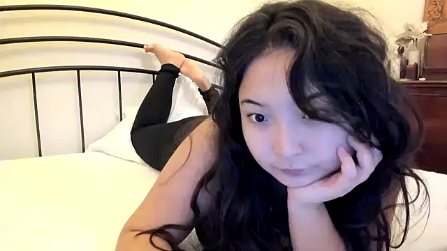 Snapshot of cutie_mio chatting on 10.05.25 cutie mio online show from 10.05.25