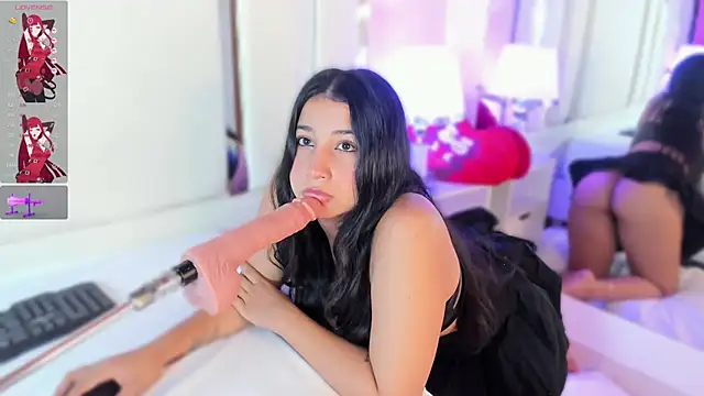 Snapshot of Miliaangeles chatting on 10.20.25 Miliaangeles online show from 10.20.25