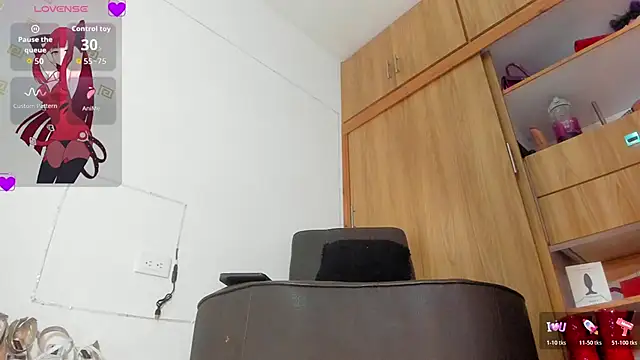 Snapshot of violetmontan chatting on 10.25.25 violetmontan online show from 10.25.25