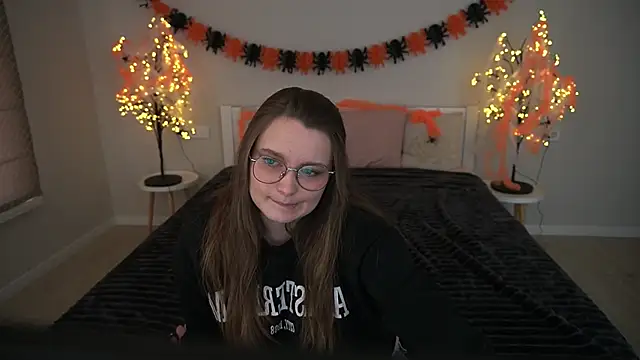 Snapshot of MagicPeachh_ chatting on 10.20.25 MagicPeachh online show from 10.20.25