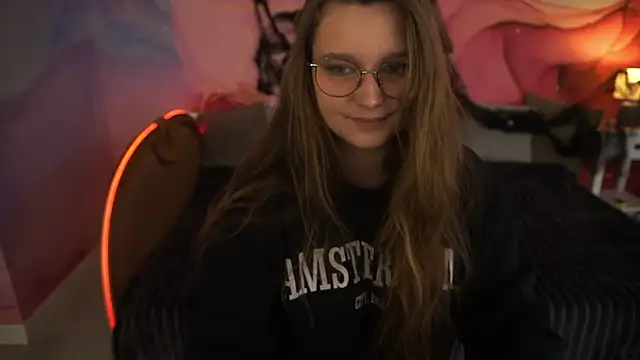 Snapshot of MagicPeachh_ chatting on 10.21.25 MagicPeachh online show from 10.21.25