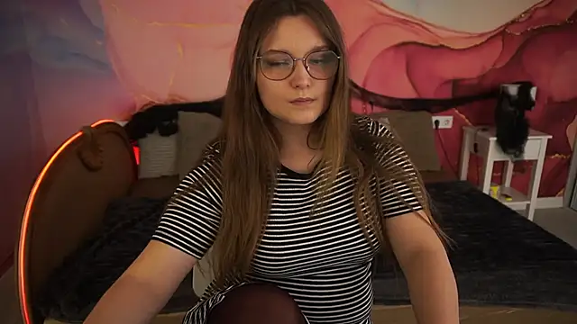 Snapshot of MagicPeachh_ chatting on 10.29.25 MagicPeachh online show from 10.29.25