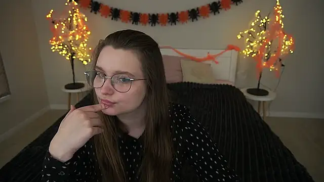 Snapshot of MagicPeachh_ chatting on 10.31.25 MagicPeachh online show from 10.31.25