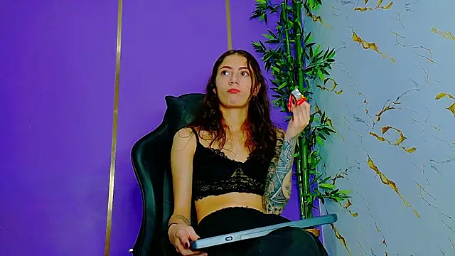 Snapshot of scarlet-jonesx chatting on 09.28.25 scarlet-jonesx online show from 09.28.25