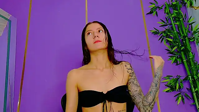 Snapshot of scarlet-jonesx chatting on 10.27.25 scarlet-jonesx online show from 10.27.25