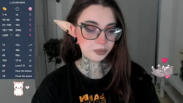 Snapshot of Dixi_Pixi_ chatting on 10.19.25 Dixi Pixi online show from 10.19.25