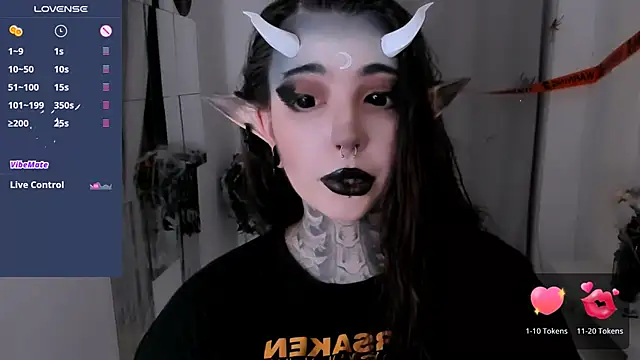 Snapshot of Dixi_Pixi_ chatting on 10.26.25 Dixi Pixi online show from 10.26.25