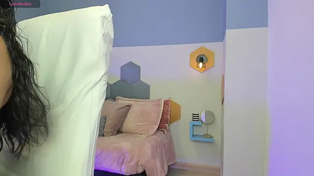 Chloe fischer  online show from 10.23.25