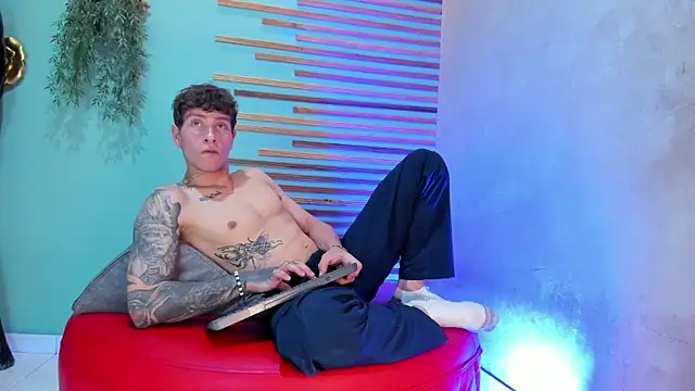 Snapshot of french_sexx chatting on 11.08.25 french sexx online show from 11.08.25