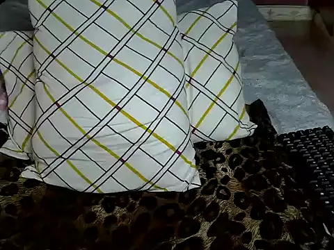 Snapshot of Queen_petite_ chatting on 09.10.25 Queen petite online show from 09.10.25