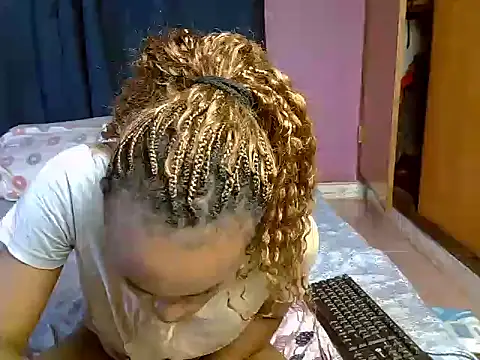 Snapshot of Queen_petite_ chatting on 02.03.26 Queen petite online show from 02.03.26