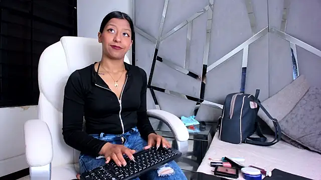 VaneLin18 online show from 10.02.25