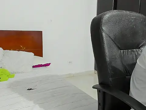 Snapshot of Chandler_ken chatting on 10.29.25 Chandler ken online show from 10.29.25