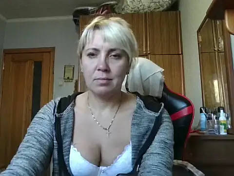 Snapshot of IrinaB1 chatting on 10.23.25 IrinaB1 online show from 10.23.25