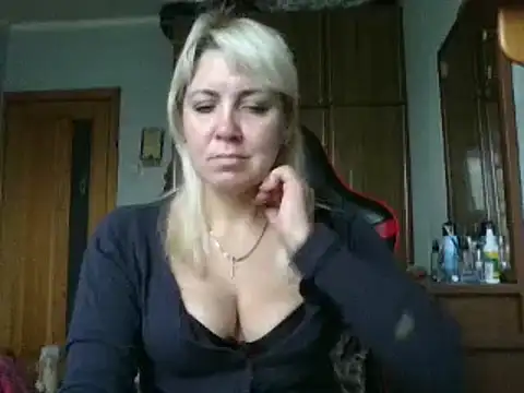 Snapshot of IrinaB1 chatting on 10.31.25 IrinaB1 online show from 10.31.25