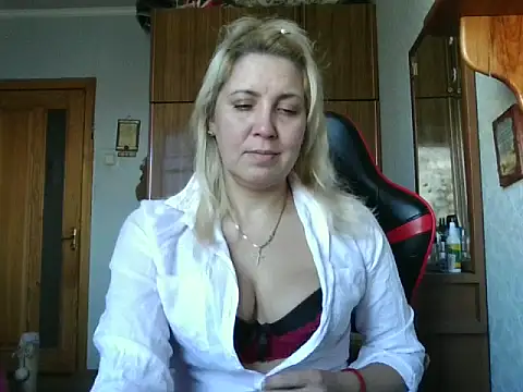 Snapshot of IrinaB1 chatting on 11.02.25 IrinaB1 online show from 11.02.25