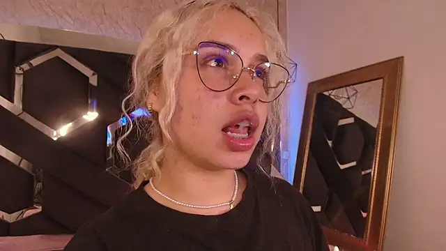 Snapshot of Haelycute chatting on 10.06.25 Haelycute online show from 10.06.25