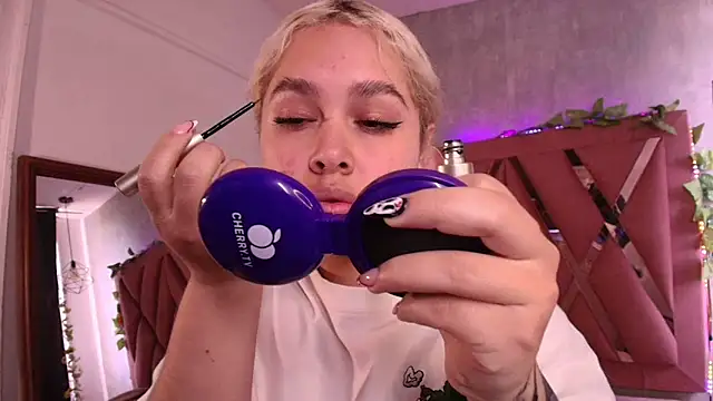 Snapshot of Haelycute chatting on 10.06.25 Haelycute online show from 10.06.25