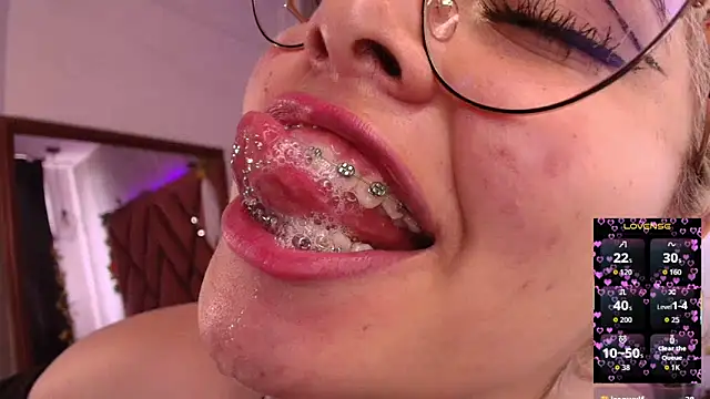 Snapshot of Haelycute chatting on 10.08.25 Haelycute online show from 10.08.25