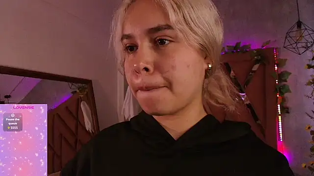 Snapshot of Haelycute chatting on 10.29.25 Haelycute online show from 10.29.25