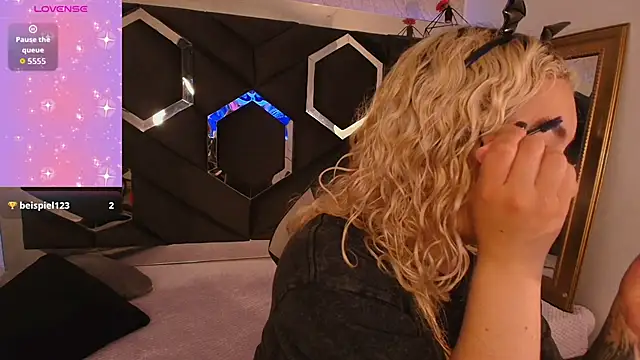 Snapshot of Haelycute chatting on 11.02.25 Haelycute online show from 11.02.25