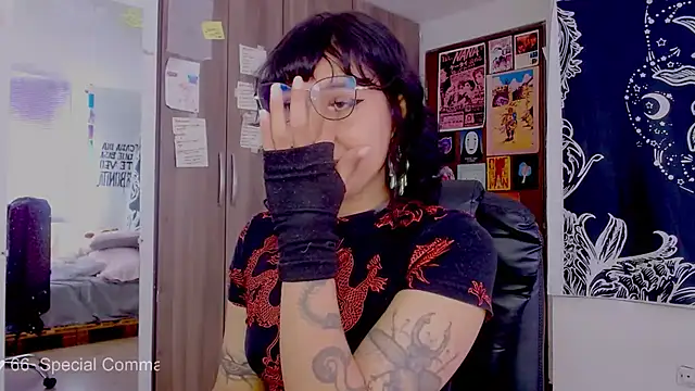 Snapshot of melissahowl chatting on 10.12.25 melissahowl online show from 10.12.25