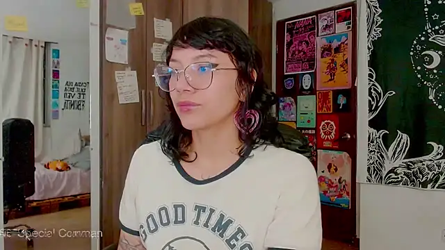 Snapshot of melissahowl chatting on 10.20.25 melissahowl online show from 10.20.25