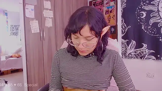 Snapshot of melissahowl chatting on 10.21.25 melissahowl online show from 10.21.25