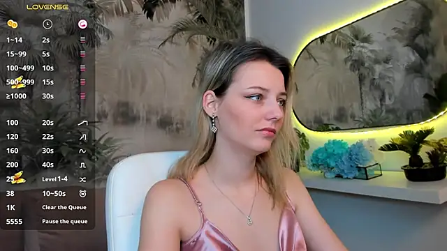 Snapshot of pretty_little_thing chatting on 01.15.25 pretty little thing online show from 01.15.25