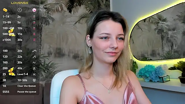 Snapshot of pretty_little_thing chatting on 01.15.25 pretty little thing online show from 01.15.25