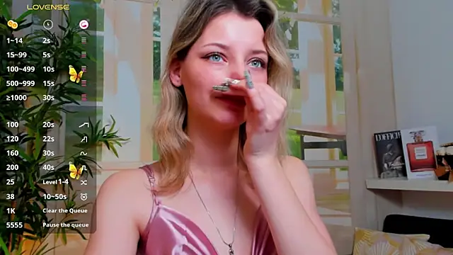 Snapshot of pretty_little_thing chatting on 01.30.25 pretty little thing online show from 01.30.25