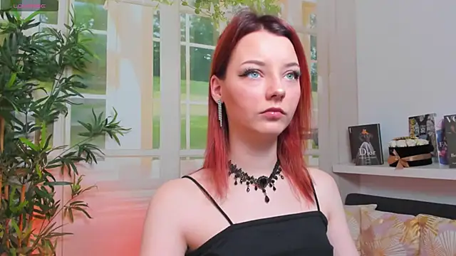 Snapshot of pretty_little_thing chatting on 02.12.25 pretty little thing online show from 02.12.25