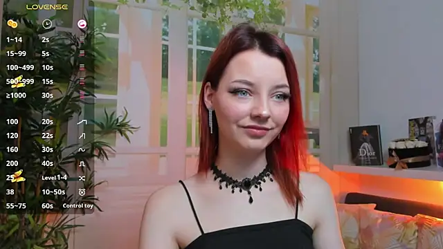 Snapshot of pretty_little_thing chatting on 02.12.25 pretty little thing online show from 02.12.25