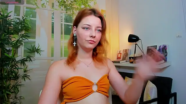 Snapshot of pretty_little_thing chatting on 09.15.25 pretty little thing online show from 09.15.25